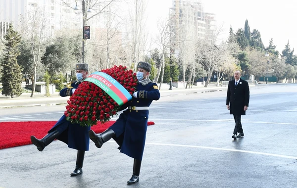 Ильхам Алиев и Мехрибан Алиева посетили мемориал "Крик матери" в Баку - ВИДЕО