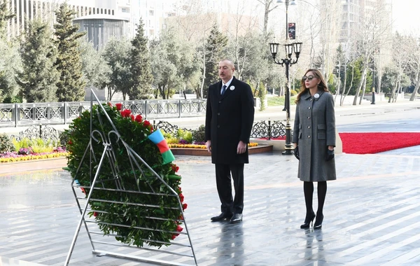 Ильхам Алиев и Мехрибан Алиева посетили мемориал "Крик матери" в Баку - ВИДЕО