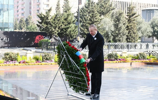 Ильхам Алиев и Мехрибан Алиева посетили мемориал "Крик матери" в Баку - ВИДЕО