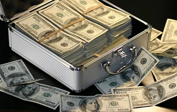 Bakıda iki fəhlə köhnə şkafdan 25 paçka DOLLAR TAPDI - "Elə bildik ermənidən qalıb ..."