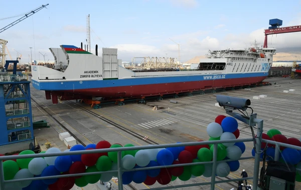 Ильхам Алиев и Мехрибан Алиева приняли участие в церемонии ввода в эксплуатацию новых судов - ВИДЕО