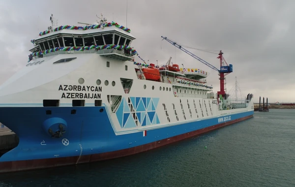 Ильхам Алиев и Мехрибан Алиева приняли участие в церемонии ввода в эксплуатацию новых судов - ВИДЕО