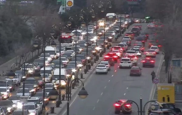 На некоторых дорогах Баку образовались пробки – ФОТО