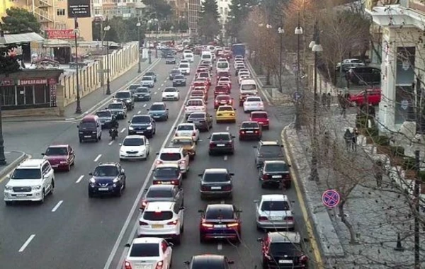 Bakının bəzi küçə və prospektlərində sıxlıq müşahidə olunur - FOTO
