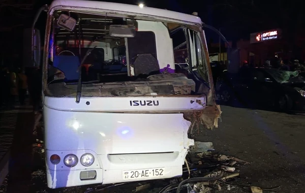 Gəncədə mikroavtobus aşdı - Yaralılar var