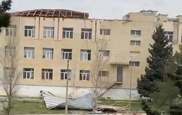 Bakıda güclü külək məktəbin dam örtüyünü yerə atdı - YENİLƏNİB - VİDEO
