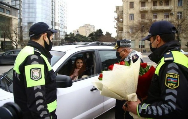 Yol polisi qadın sürücüləri belə təbrik etdi - FOTO