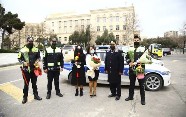 Yol polisi qadın sürücüləri belə təbrik etdi - FOTO