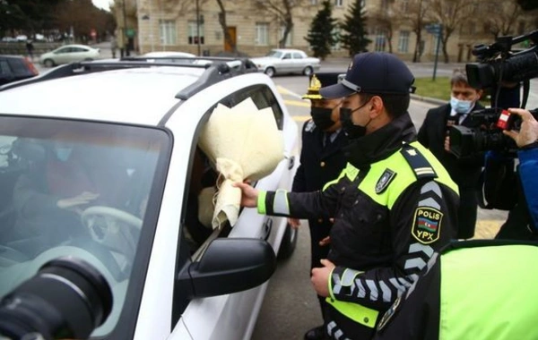 Yol polisi qadın sürücüləri belə təbrik etdi - FOTO