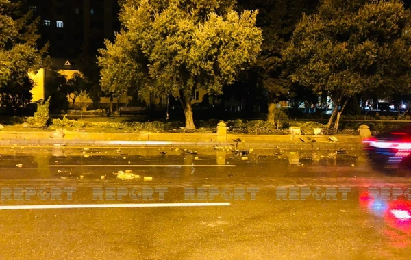 Bakıda bahalı avtomobil qəzaya düşdü - FOTO