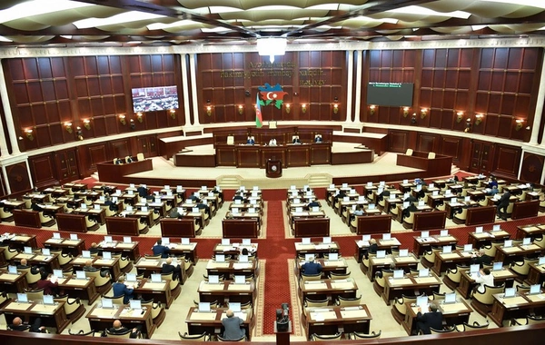 Началось пленарное заседание парламента Азербайджана