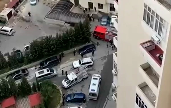 Bakıda 13-cü mərtəbəyə çıxan şəxs özünü atmaq istədi - VİDEO