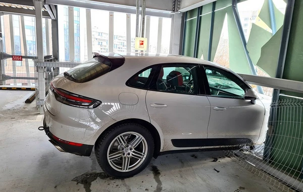 Porsche едва не вылетел с 3-го этажа парковки - ФОТО
