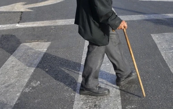 Bakıda yolu keçmək istəyən kişini avtomobil vurdu