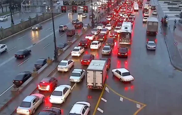 Пробки на дорогах Баку усложняют работу автобусов - ФОТО