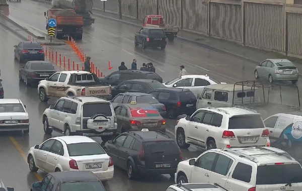 Bakıda körpünün üstündə qəza - Sıxlıq yarandı