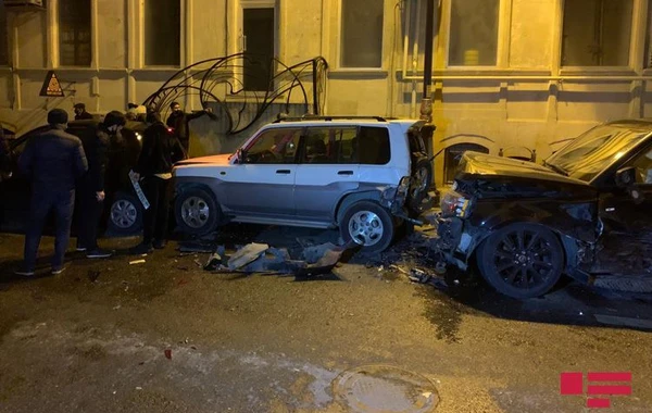 В центре Баку Range Rover протаранил 5 автомобилей - ВИДЕО С МЕСТА ДТП 