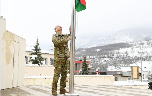 Prezident Hadrutda Azərbaycan bayrağını qaldırıb