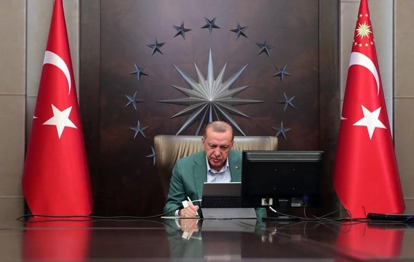 Ərdoğan: "Kimin əli kimin cibindədir, bəlli deyil"