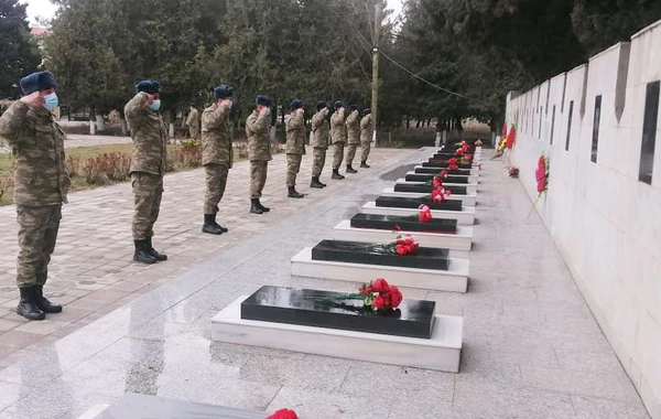 Hərbçilərimiz şəhid olan Vətən övladlarının məzarlarını ziyarət edib - FOTO