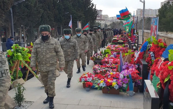 Hərbçilərimiz şəhid olan Vətən övladlarının məzarlarını ziyarət edib - FOTO