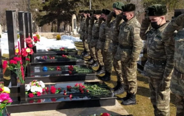 Hərbçilərimiz şəhid olan Vətən övladlarının məzarlarını ziyarət edib - FOTO