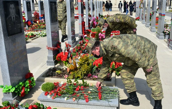 Hərbçilərimiz şəhid olan Vətən övladlarının məzarlarını ziyarət edib - FOTO