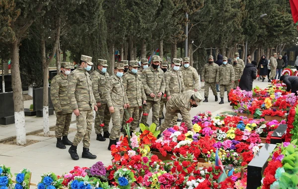 Hərbçilərimiz şəhid olan Vətən övladlarının məzarlarını ziyarət edib - FOTO