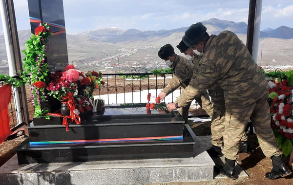 Hərbçilərimiz şəhid olan Vətən övladlarının məzarlarını ziyarət edib - FOTO