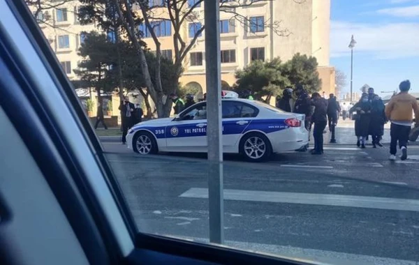 ДТП с участием автомобиля дорожной полиции в Баку - ФОТО