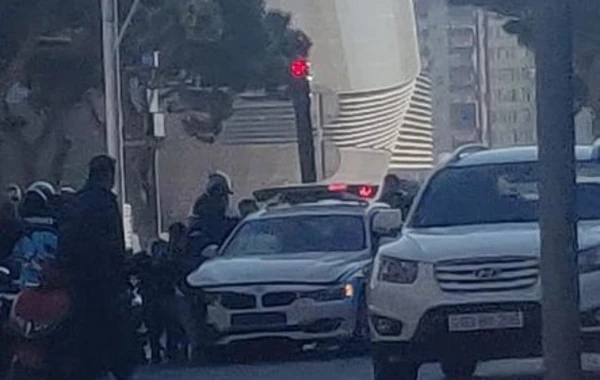 ДТП с участием автомобиля дорожной полиции в Баку - ФОТО