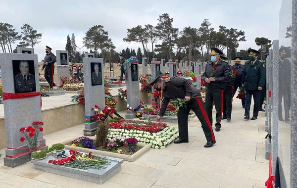 Müdafiə Nazirliyinin rəhbərliyi İkinci Fəxri xiyabanı ziyarət edib - FOTO
