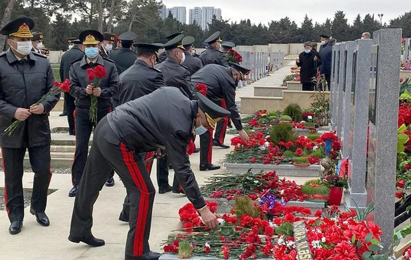 Müdafiə Nazirliyinin rəhbərliyi İkinci Fəxri xiyabanı ziyarət edib - FOTO
