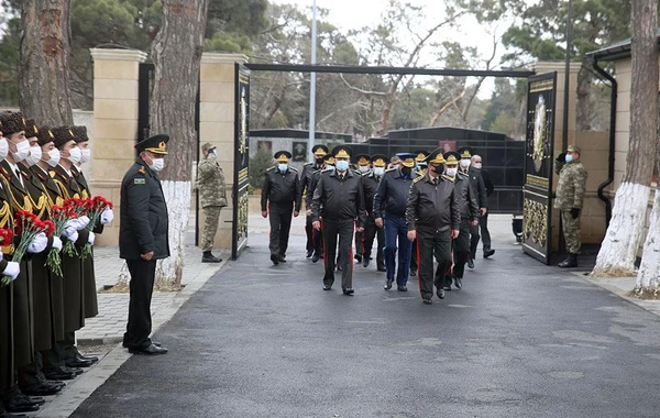 Müdafiə Nazirliyinin rəhbərliyi İkinci Fəxri xiyabanı ziyarət edib - FOTO