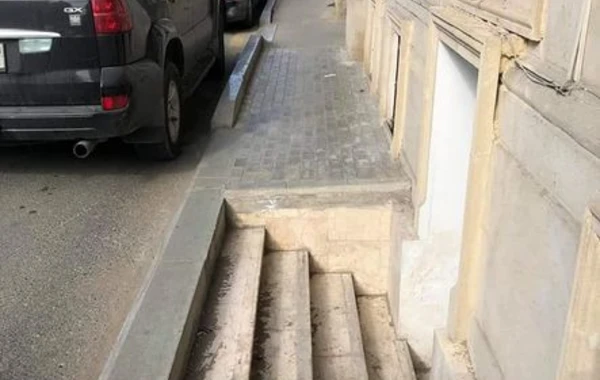 Плевать на всех: припаркованные на тротуарах в Баку автомобили - ФОТО