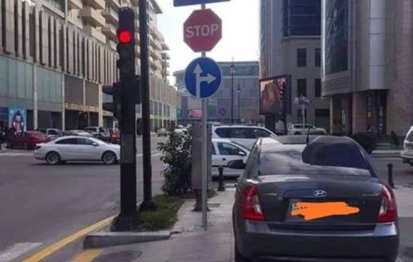 Плевать на всех: припаркованные на тротуарах в Баку автомобили - ФОТО