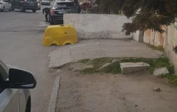Плевать на всех: припаркованные на тротуарах в Баку автомобили - ФОТО