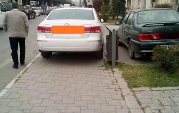 Плевать на всех: припаркованные на тротуарах в Баку автомобили - ФОТО