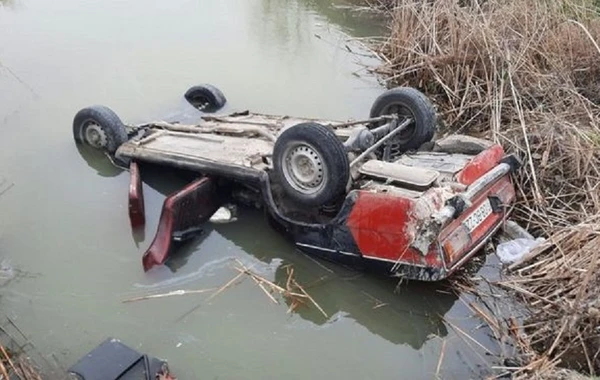 В Кюрдамире легковой автомобиль упал в водный канал, есть погибший и раненые - ФОТО
