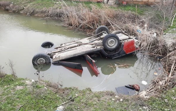 В Кюрдамире легковой автомобиль упал в водный канал, есть погибший и раненые - ФОТО