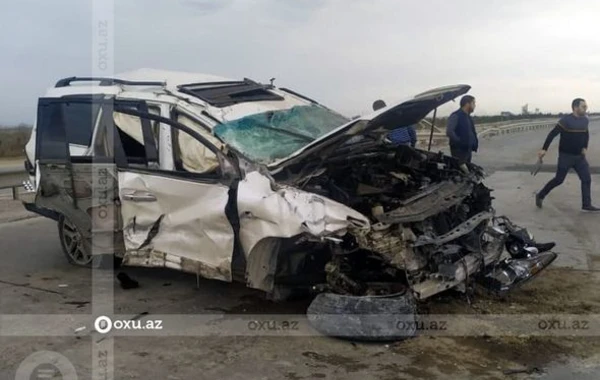 Тяжелое ДТП на трассе Баку-Губа: автомобиль полностью деформировался - ФОТО