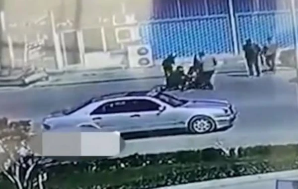 Установлена личность женщины, бросившейся под колеса автомобиля - ВИДЕО