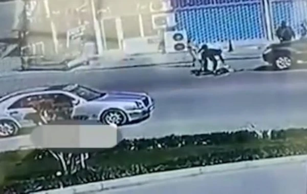 Установлена личность женщины, бросившейся под колеса автомобиля - ВИДЕО
