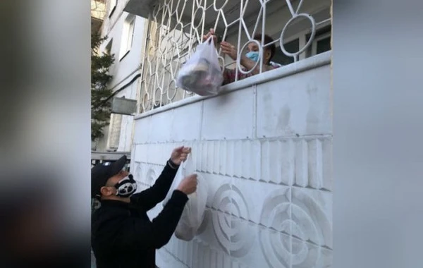 Sibirdə kasıblara meyvə paylayan azərbaycanlı necə məşhurlaşdı? - FOTO