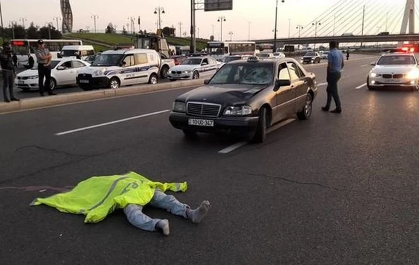 Bakıda avtomobil yolu keçmək istəyən piyadaları vurdu