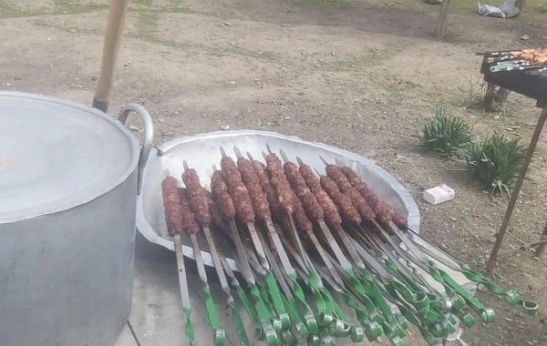 Polis həyətində oğluna toy edən atanı cəzalandırdı - FOTO