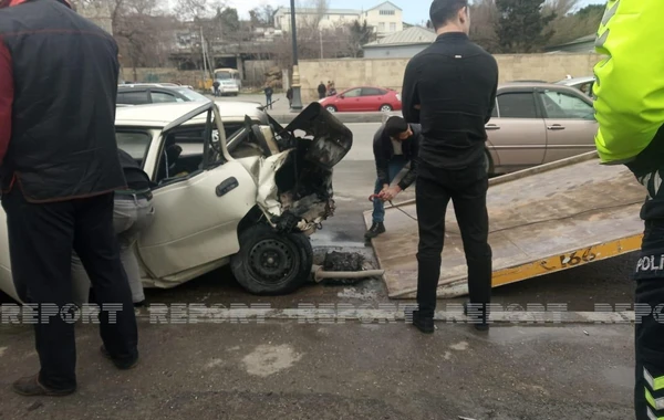 Bakıda iki avtomobil toqquşub, biri yanıb - FOTO