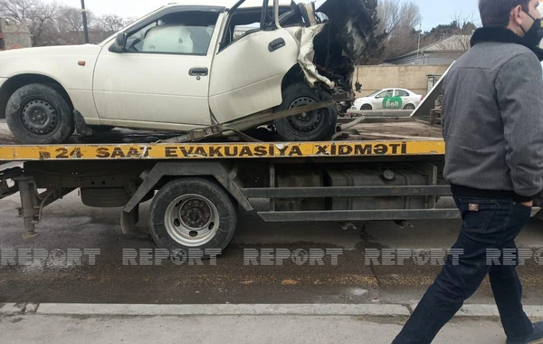 Bakıda iki avtomobil toqquşub, biri yanıb - FOTO