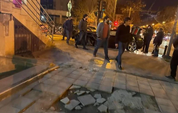 Bakıda idman avtomobili səkiyə çırpıldı - FOTO