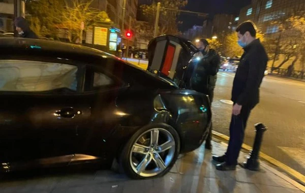 Bakıda idman avtomobili səkiyə çırpıldı - FOTO